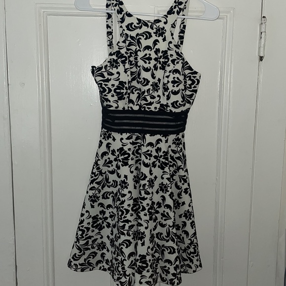 Black & White Velvet Textured Damask Filigree Dress - Picture 2 of 11